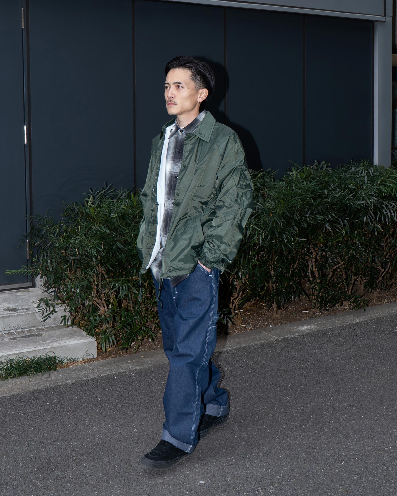 SNAP’N’WEAR コーチジャケットの襟元とスナップボタンのディテール