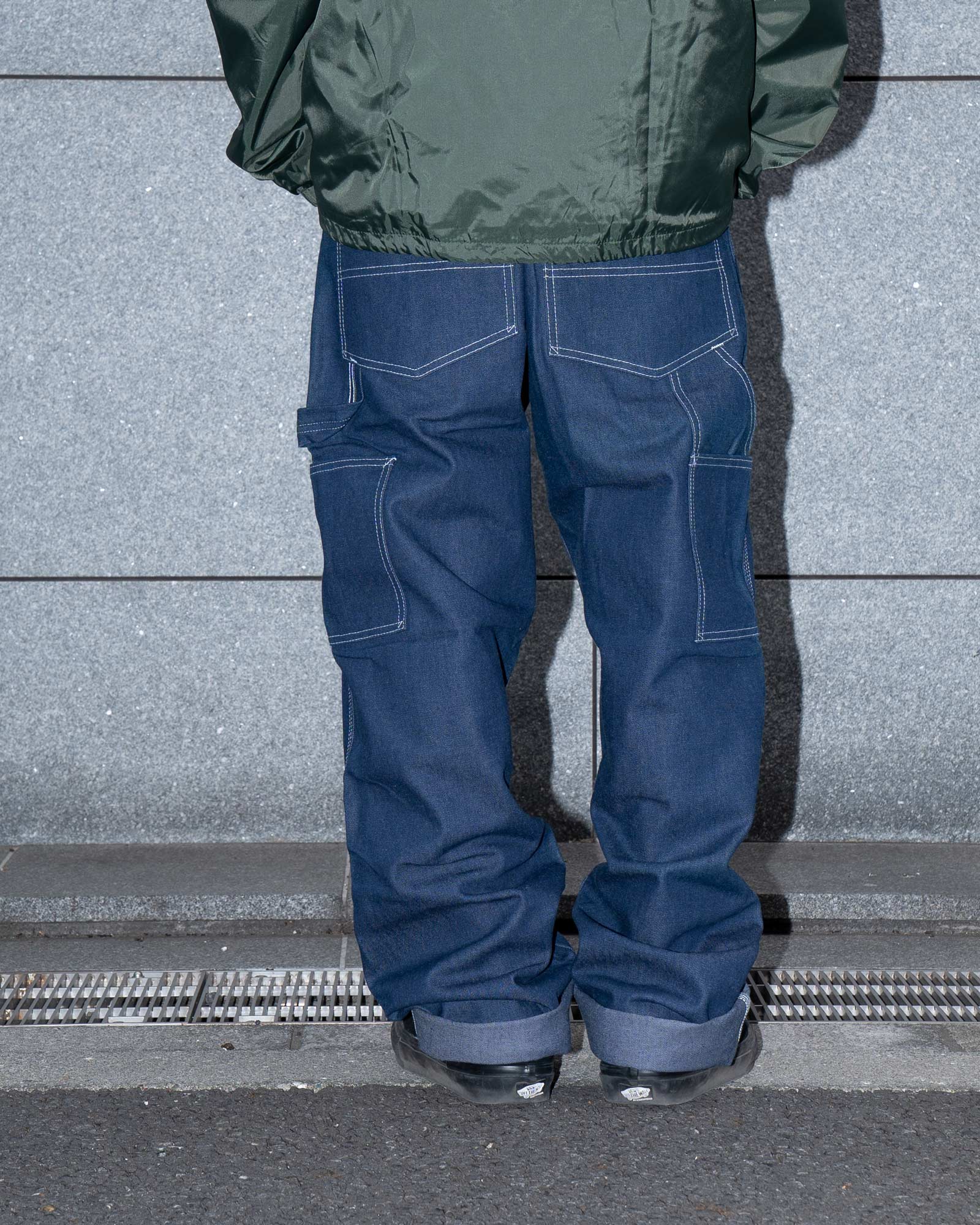 春らしい軽さのあるコーチジャケットスタイルのバックショット