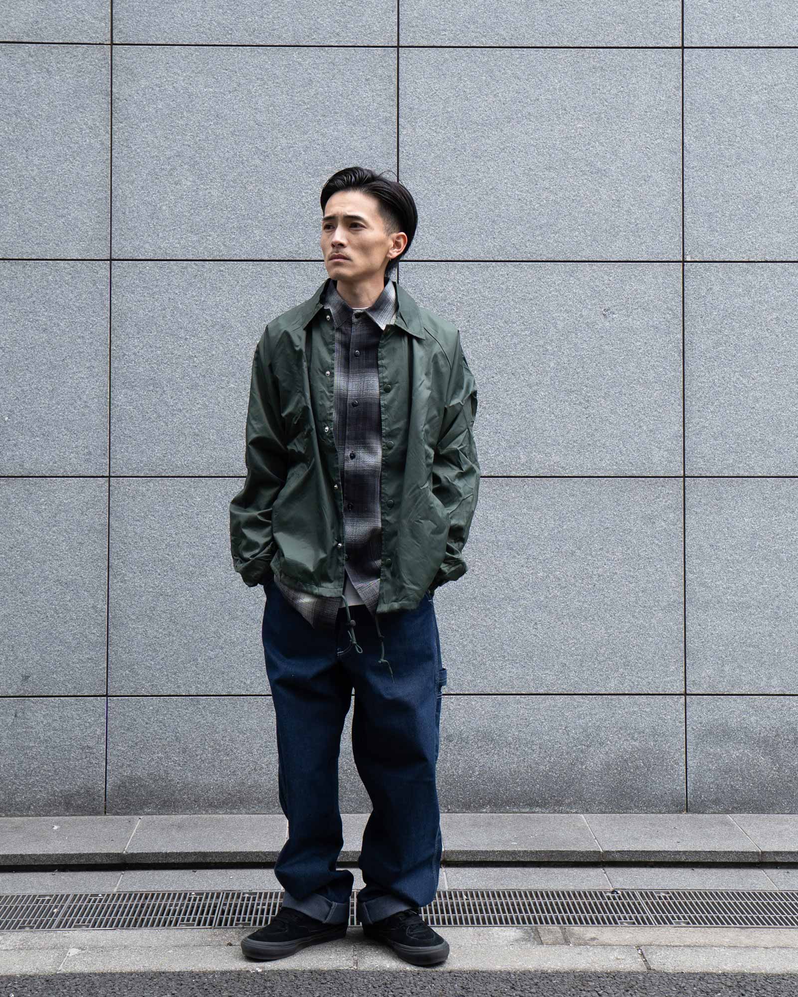 SNAP’N’WEAR コーチジャケットを着用した春のワークカジュアルコーデ