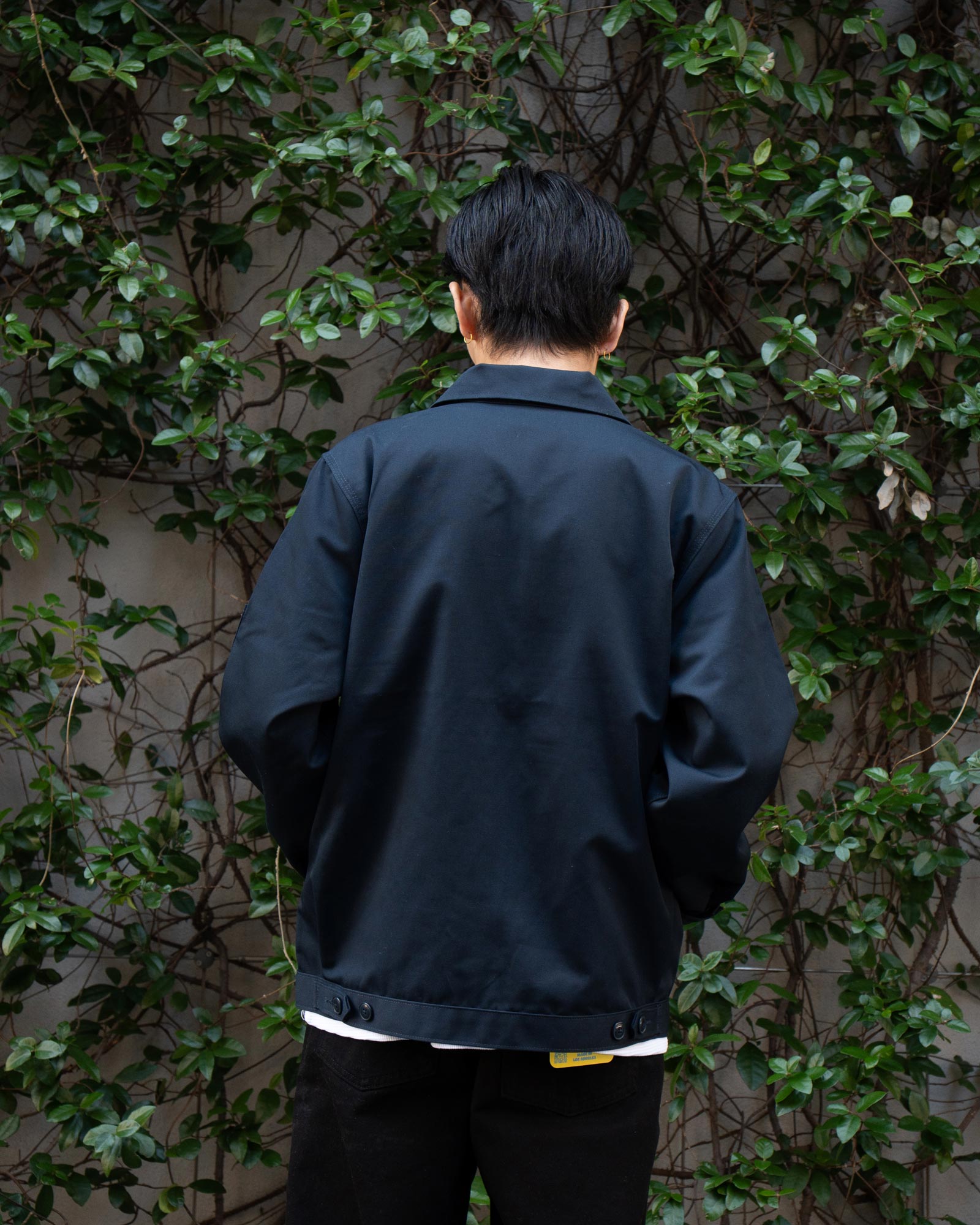 NEO BLUE スーパーバギージーンズを合わせた横姿シルエット