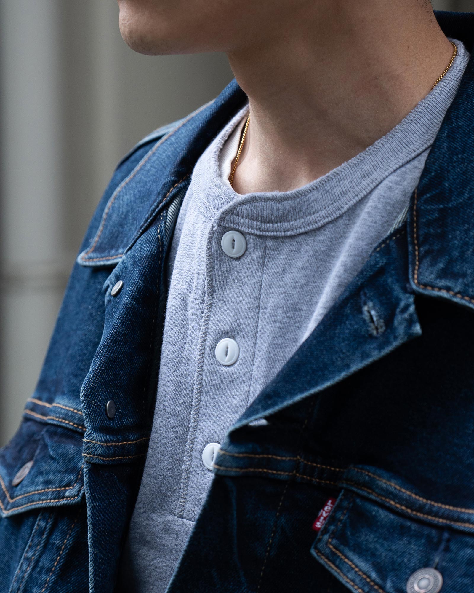 リーバイス 72334 デニムジャケットの横姿シルエット