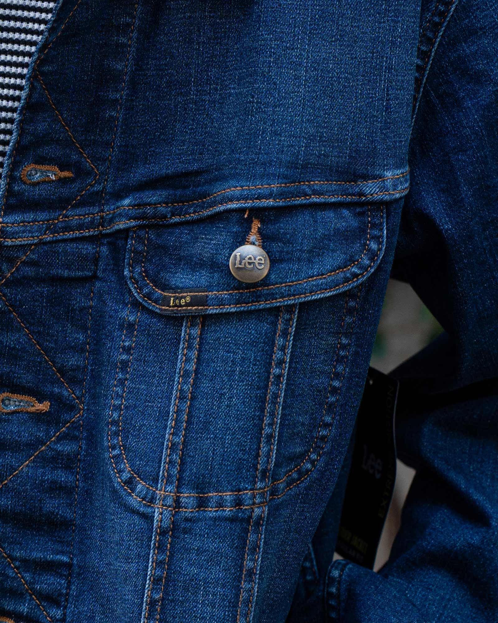 リー ライダージャケットの横姿とシルエット