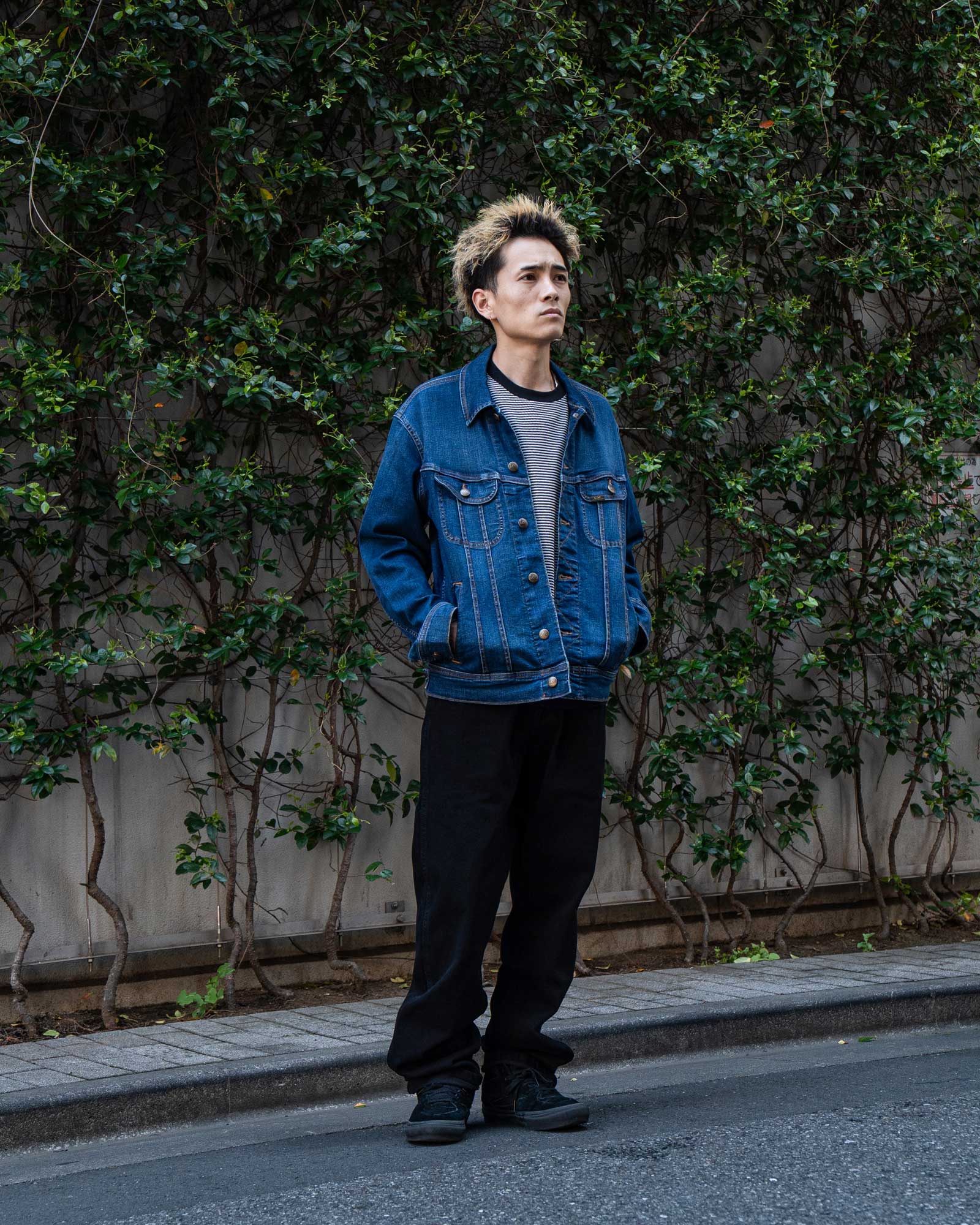 リー エクストリームモーション ライダージャケットを使った春のスタッフコーデ