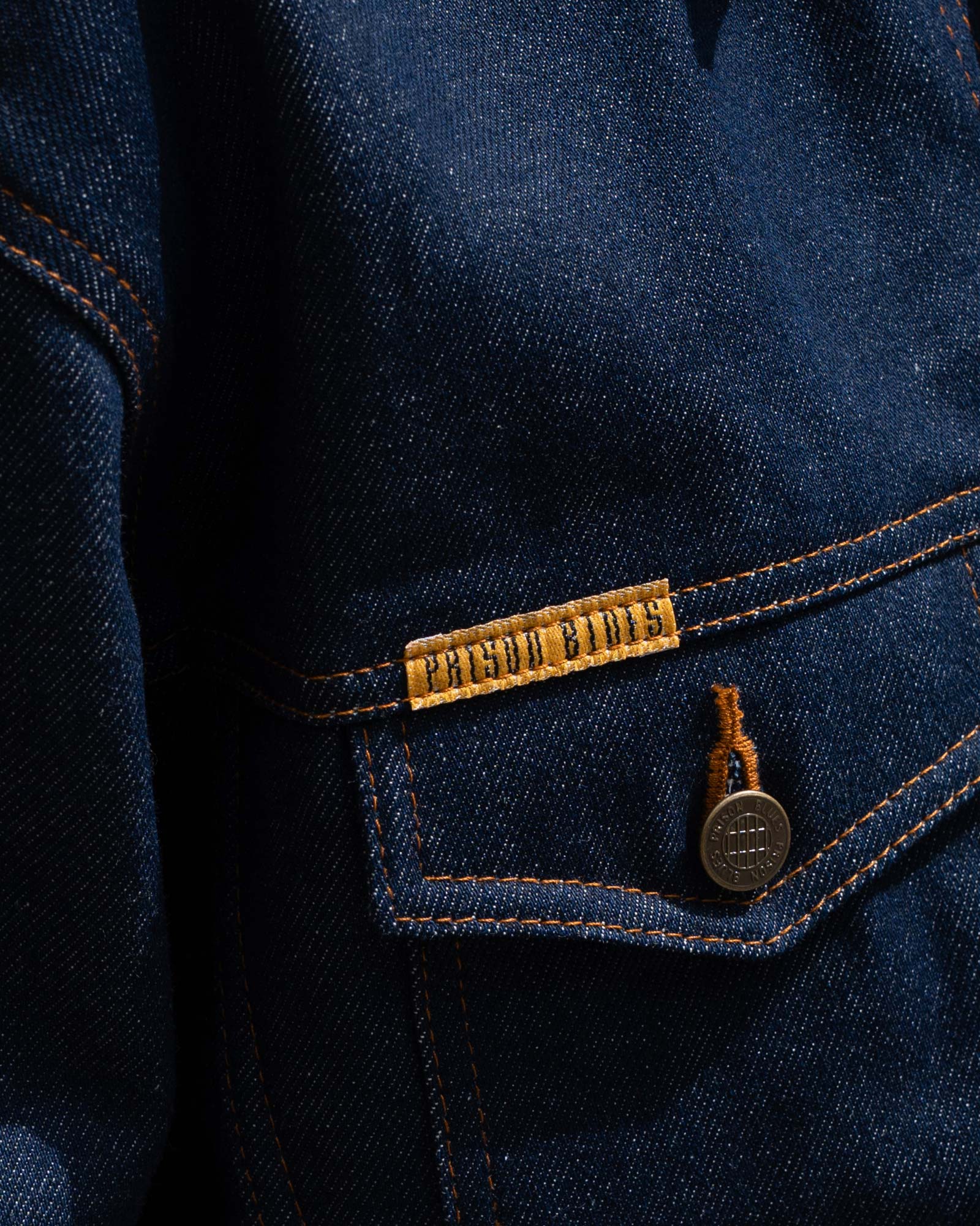 プリズンブルース デニムウエスタンジャケットの横姿シルエット