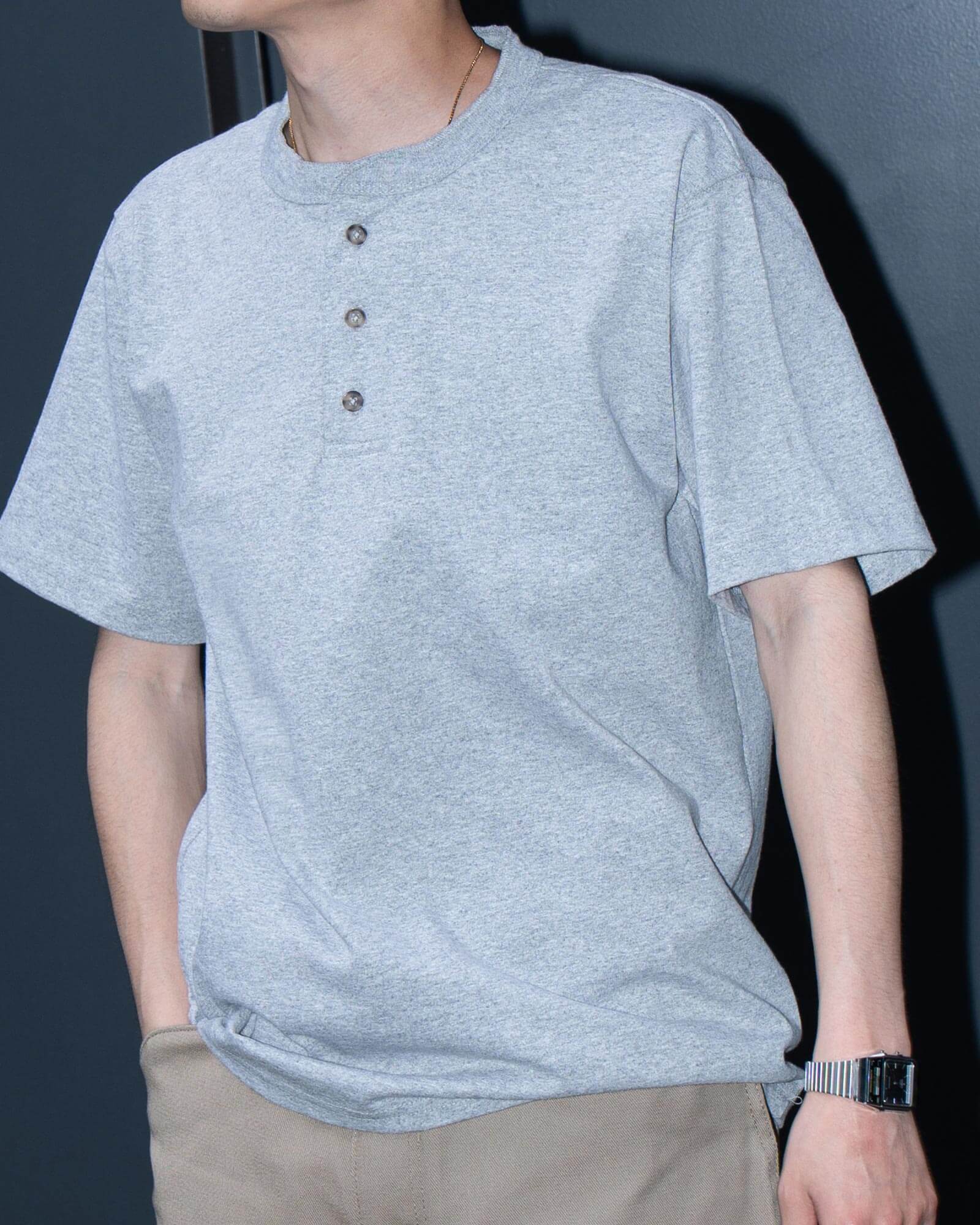 カルクルー 半袖ヘンリーネックTシャツのフロントスタイル