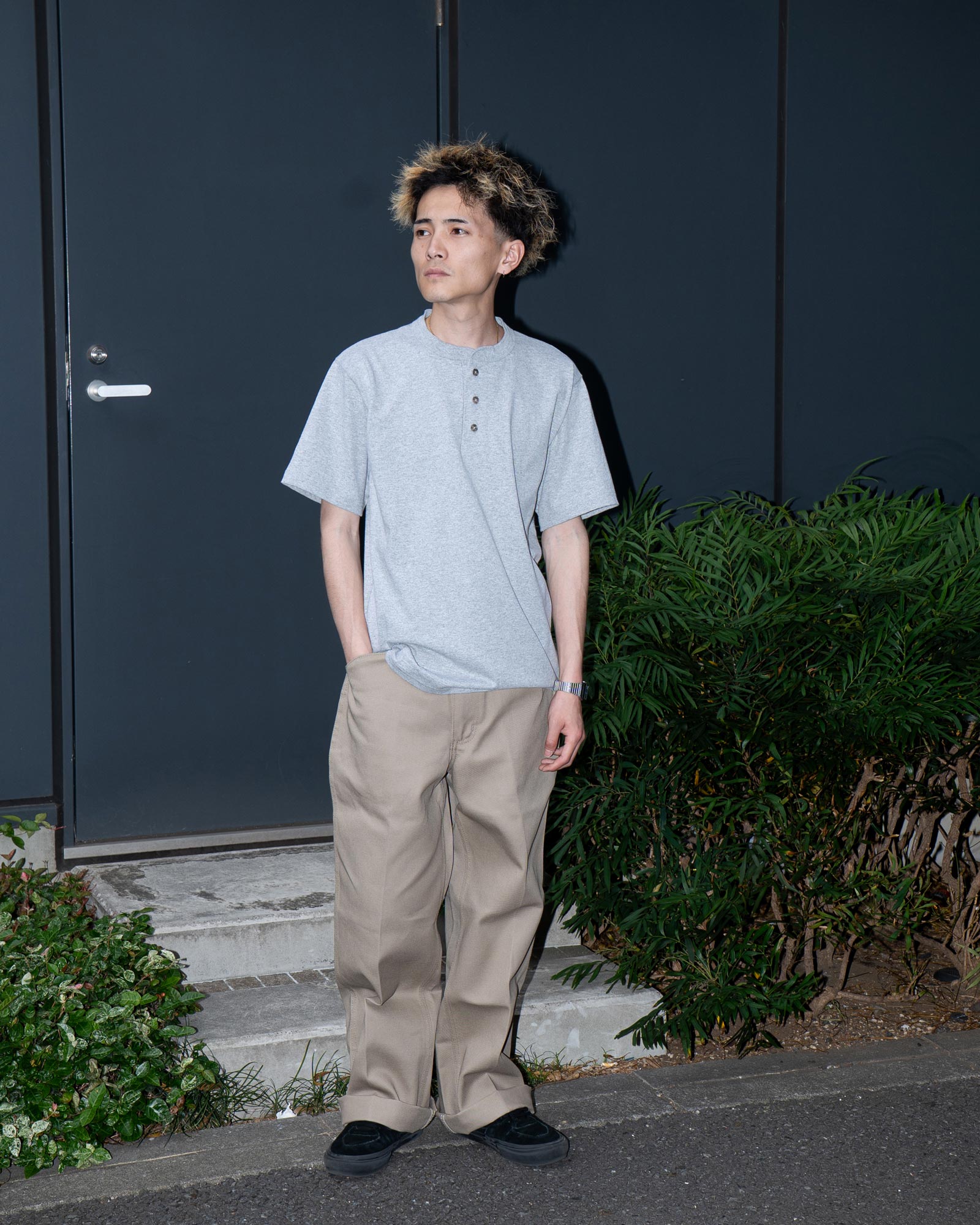 カルクルー 半袖ヘンリーネックTシャツを使った夏のスタッフコーデ