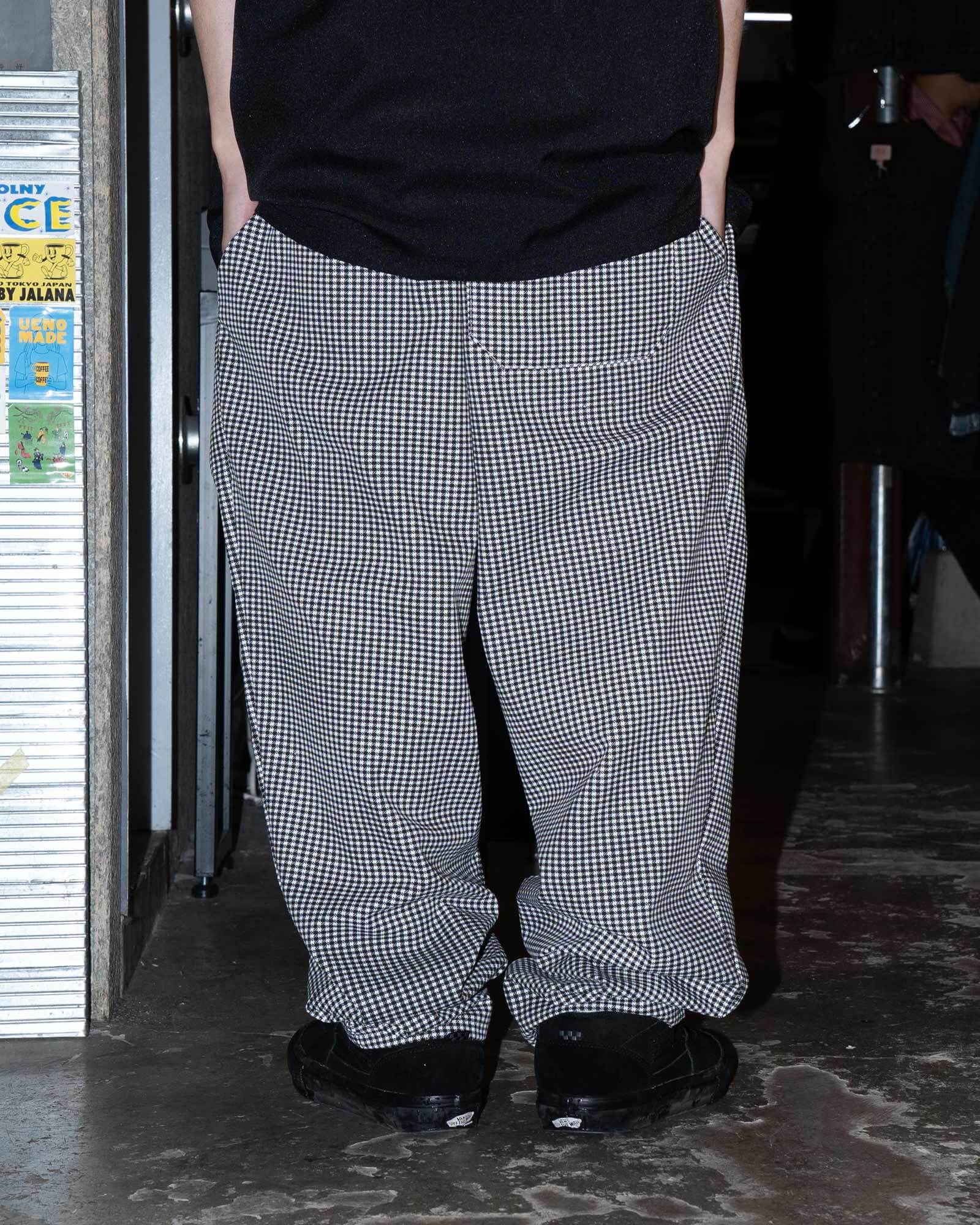 半袖シャツとシェフパンツで合わせた夏の足元コーデ