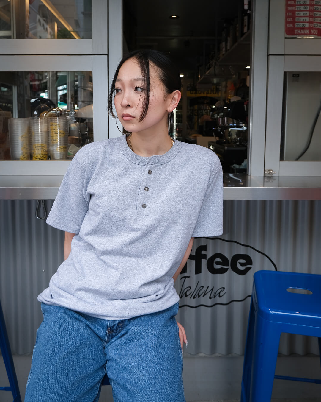 カルクルー 半袖ヘンリーネックTシャツのフロントスタイル