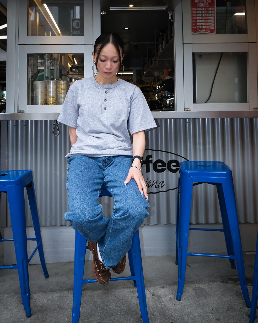 カルクルーの半袖ヘンリーネックTシャツを主役にした夏のスタッフコーデ
