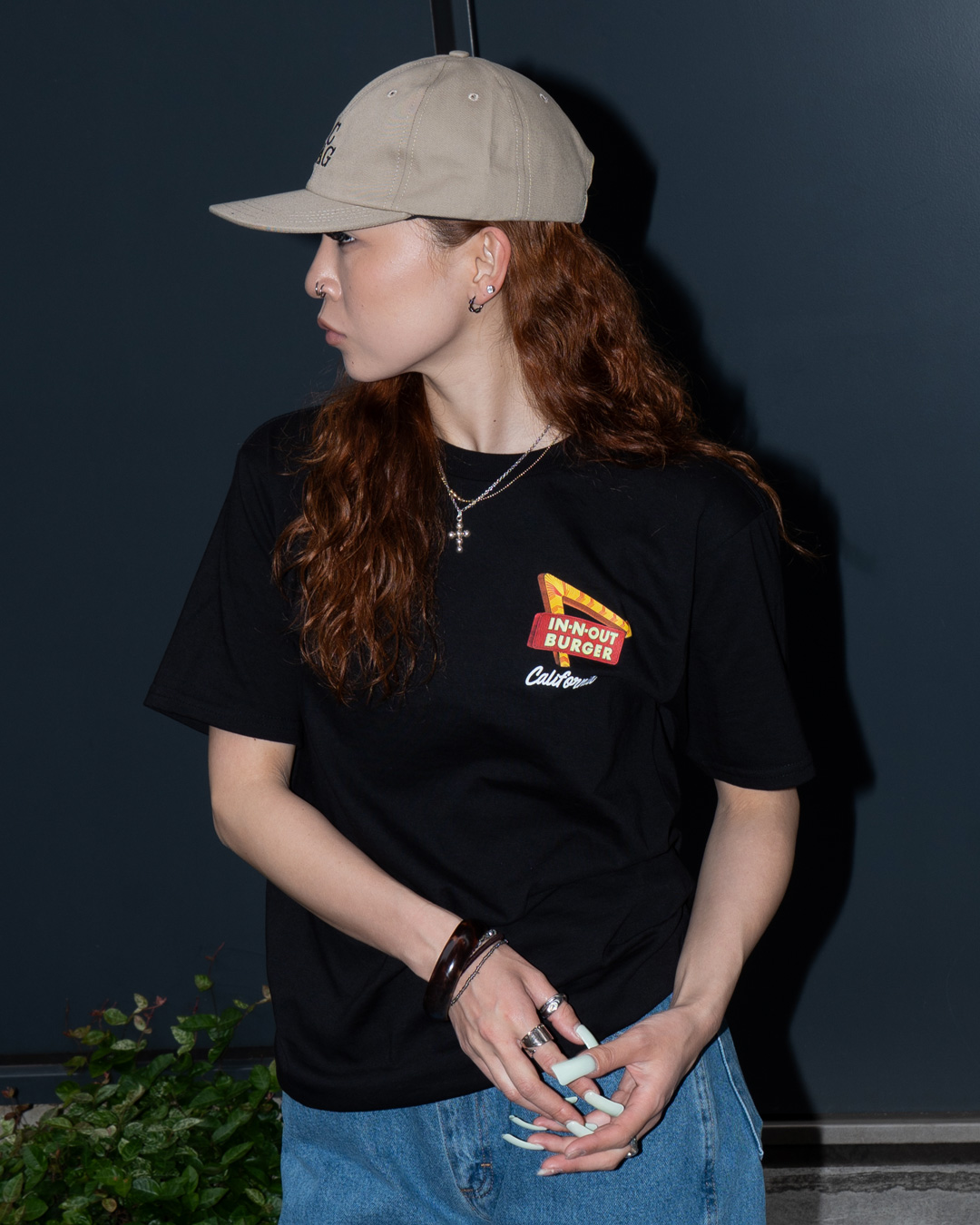 インアンドアウトバーガー 2026テンステイツTシャツを主役にした夏のスタッフコーデ