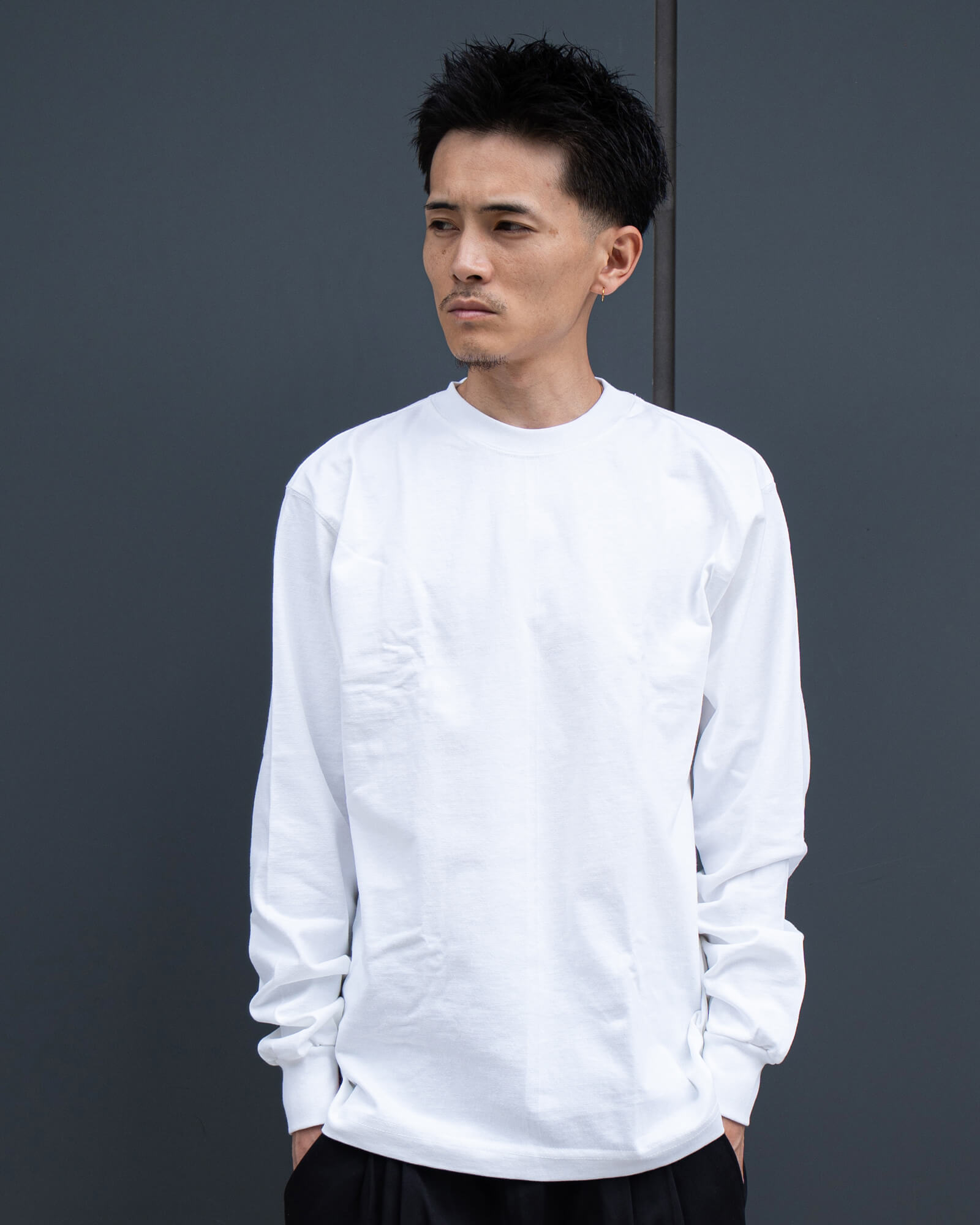 キャンバーのホワイト長袖Tシャツを着用した上半身コーデ