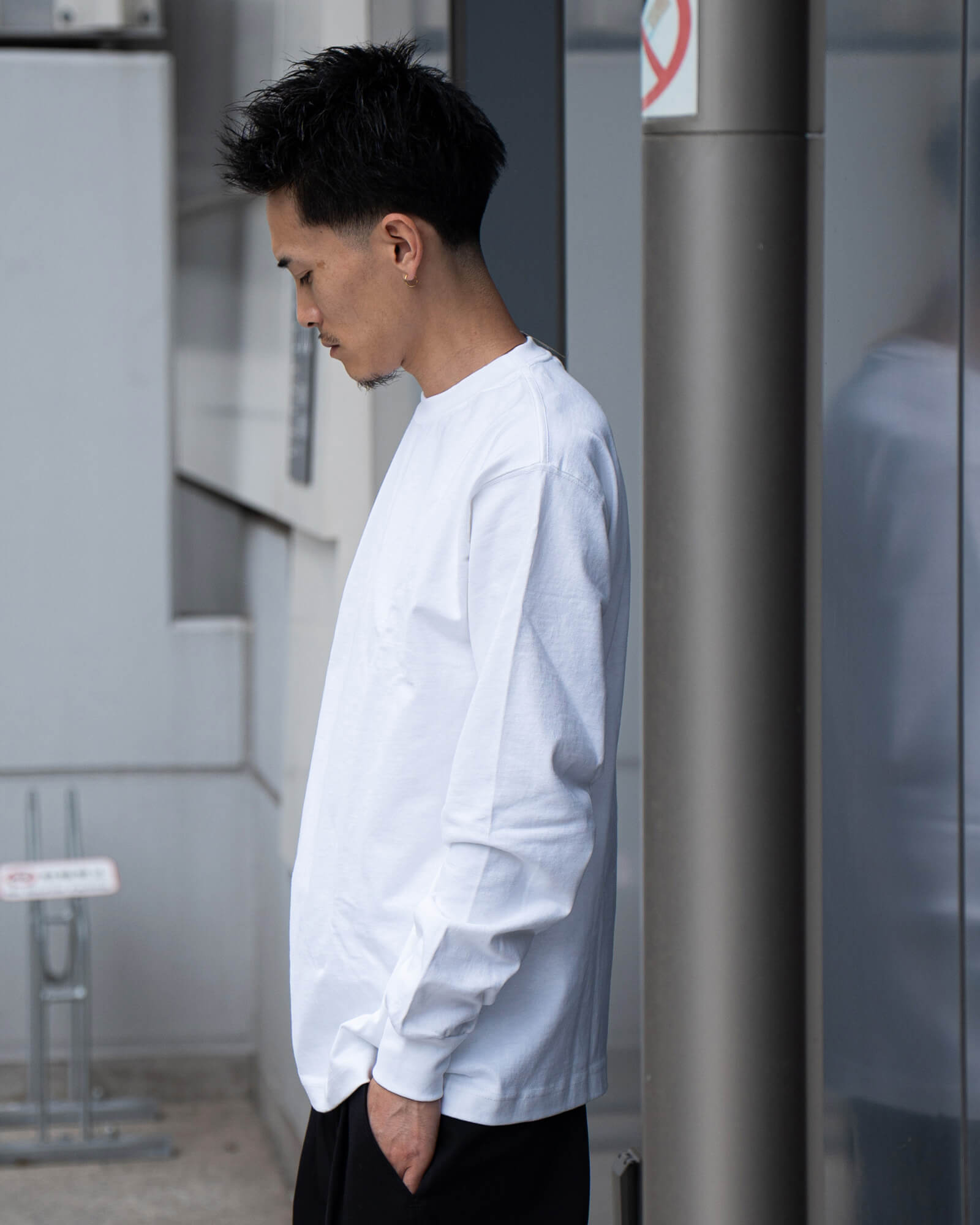 キャンバー長袖Tシャツの横から見た着用シルエット