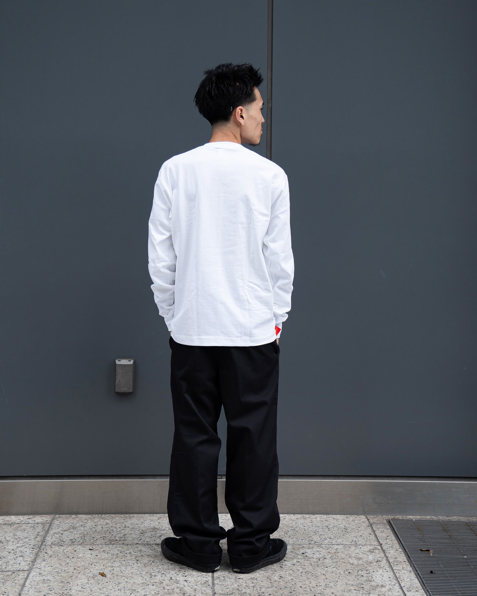 キャンバー長袖Tシャツとレッドキャップスラックスの後ろ姿