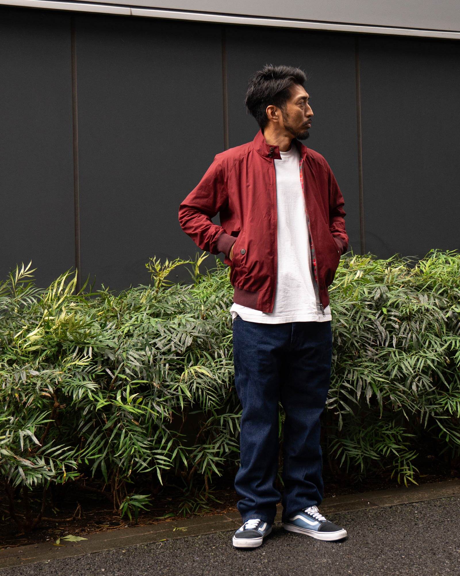 RUSTLER レギュラーフィット ストレートジーンズにBARACUTA G9と白の長袖Tシャツを合わせたスタッフコーデ
