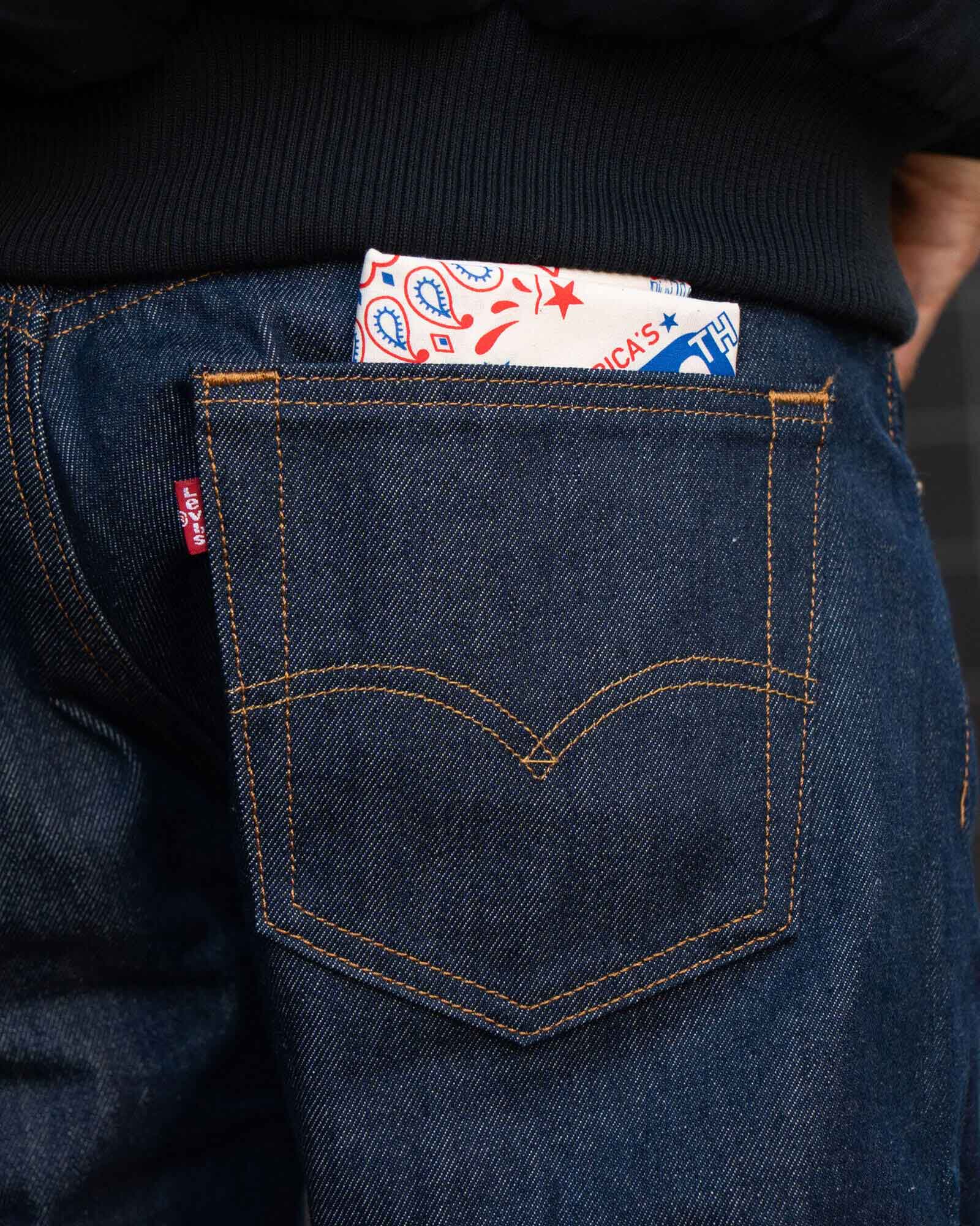 LEVI’S 501のバックポケットにバンダナを合わせた着こなし