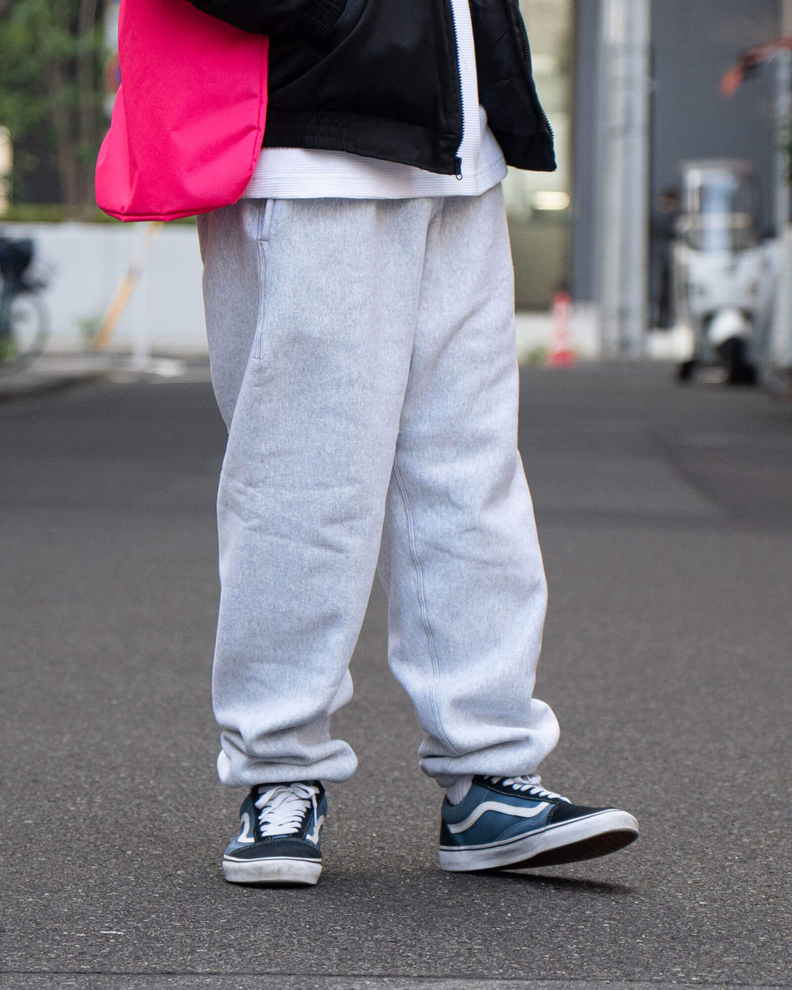グレーのスウェットパンツとスニーカーを合わせた足元