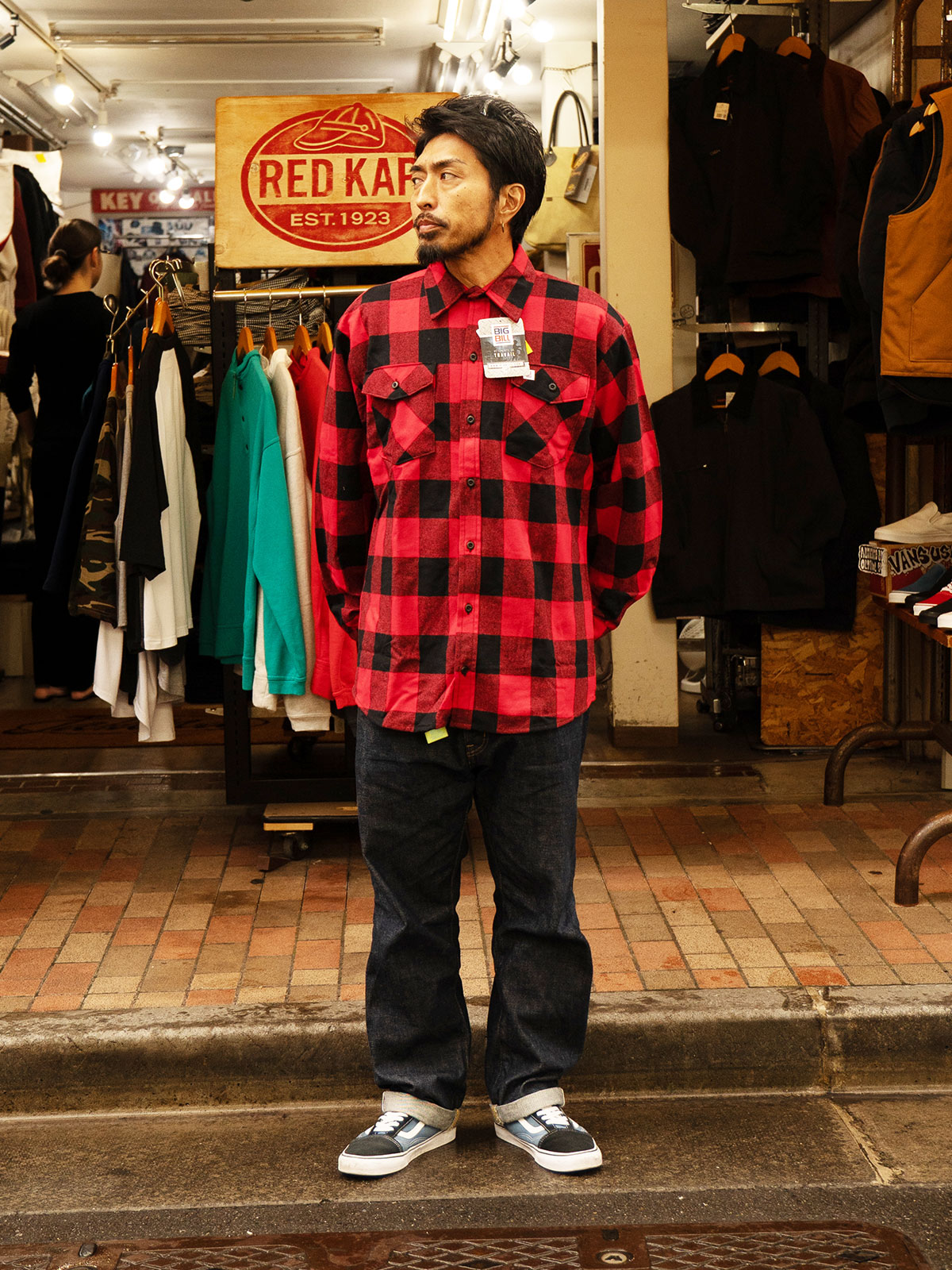 新品のBIGBILL 121（レッド×ブラック）を前を閉じて着て、インディゴデニムを合わせた正面の全身