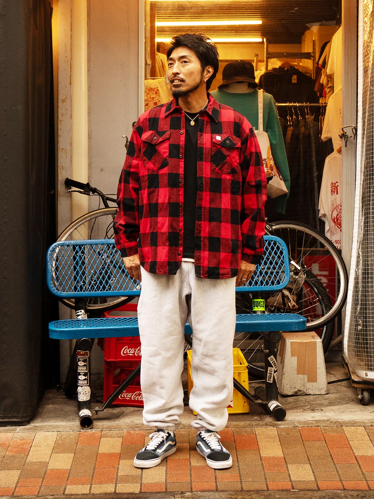 洗濯後のBIGBILL 121（レッド×ブラック）を前を開けて羽織り、黒のTシャツとグレーのスウェットパンツを合わせた正面の全身