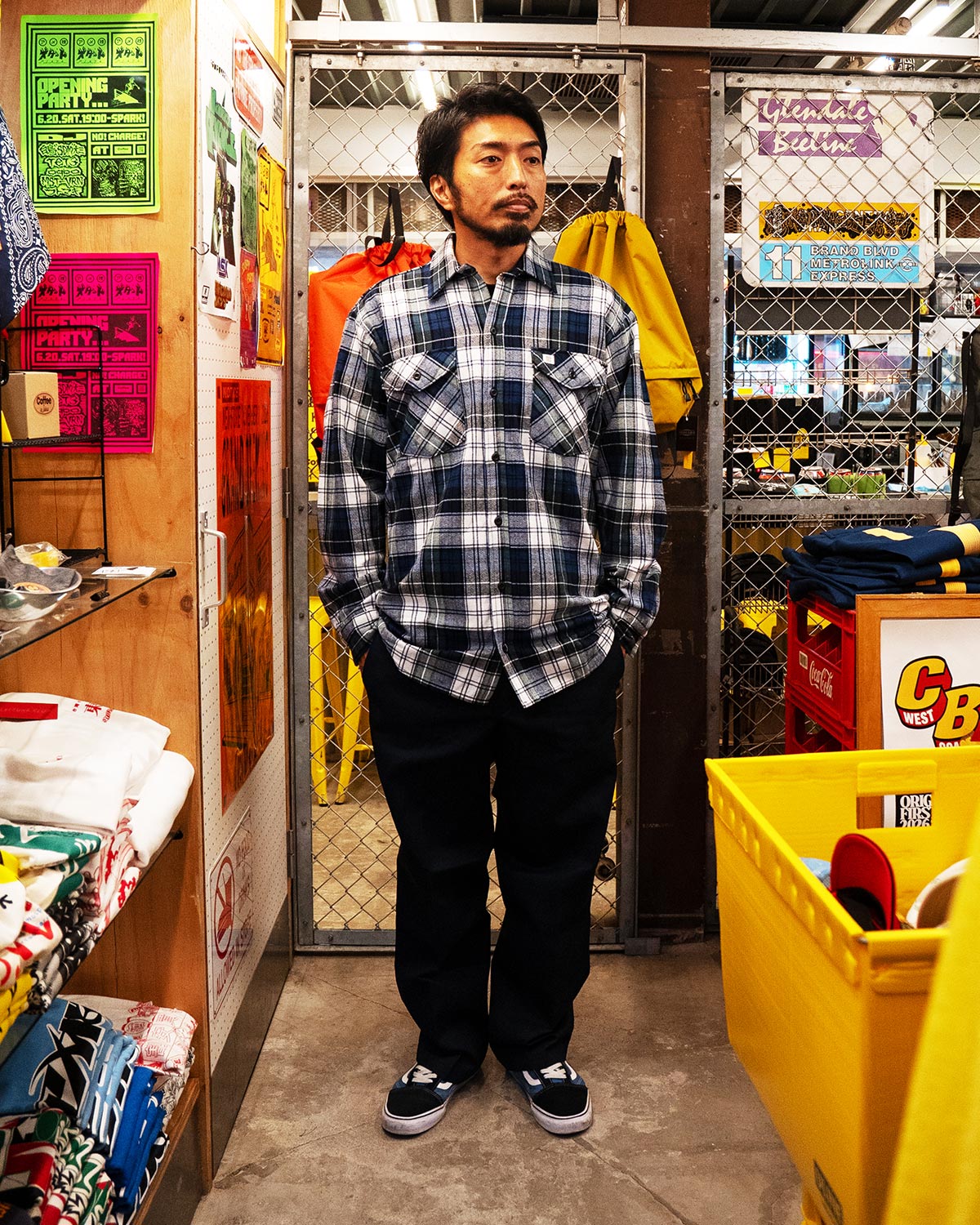 ネイビー×ホワイトのBIGBILL 121を前を閉じて一枚で着て、ダークネイビーのワークパンツを合わせた正面の全身