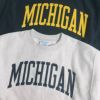 UNIVERSITYOFMICHIGANオフィシャルクルーネックカレッジスウェットチャンピオンリバースウィーブ（メンズS-XXLChampionミシガン大学）